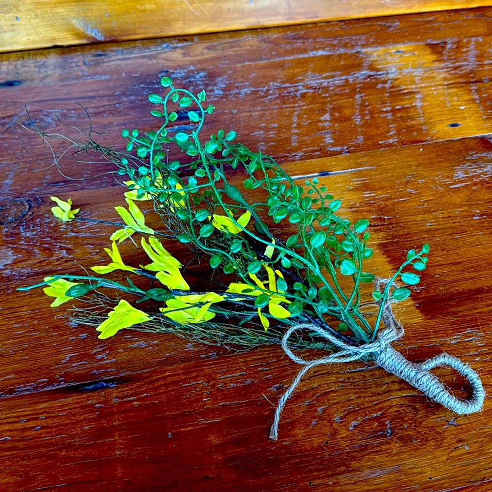 🌿 NWOT 16” Forsythia Spring Mix Sprig Hanger